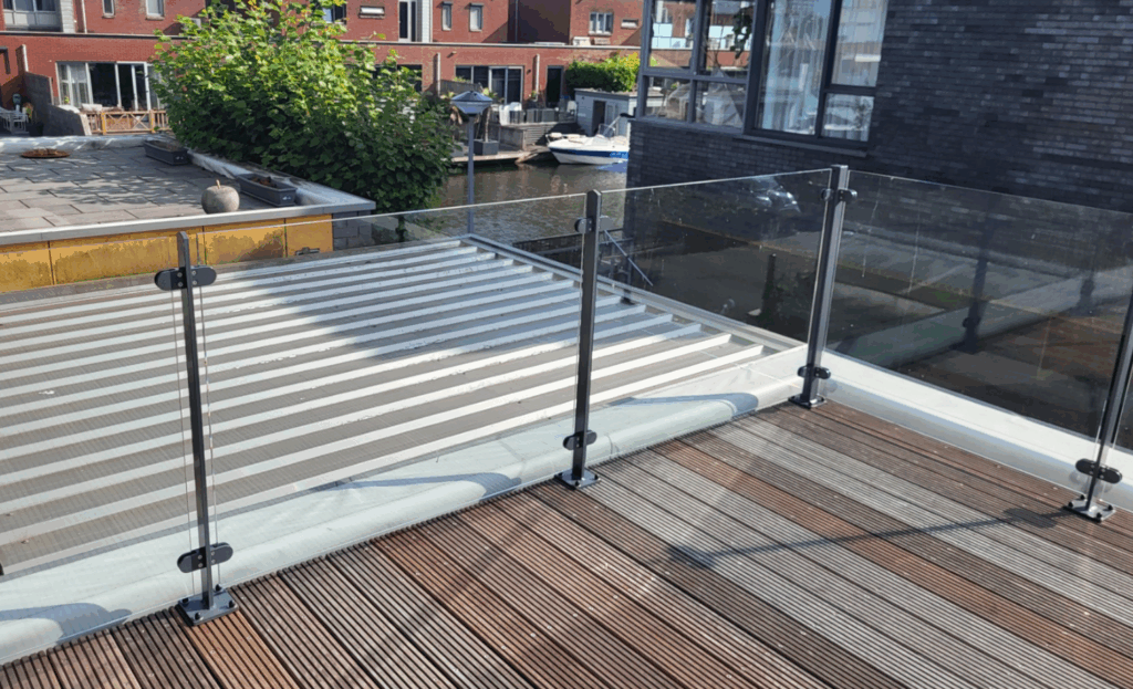 Hekwerk met glas op vlonder plaatsen