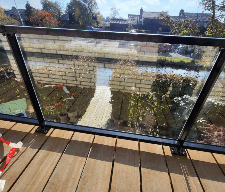 Hekwerk Met Glas Voor Een Balkon hekwerk-met-glas-voor-een-balkon