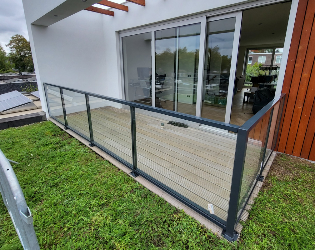Hekwerk met glas voor dakterras