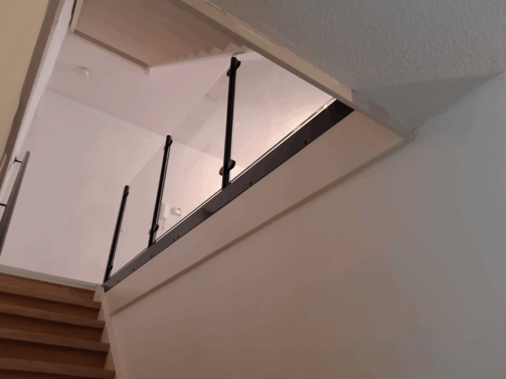 Hekwerk voor trapgat met glas