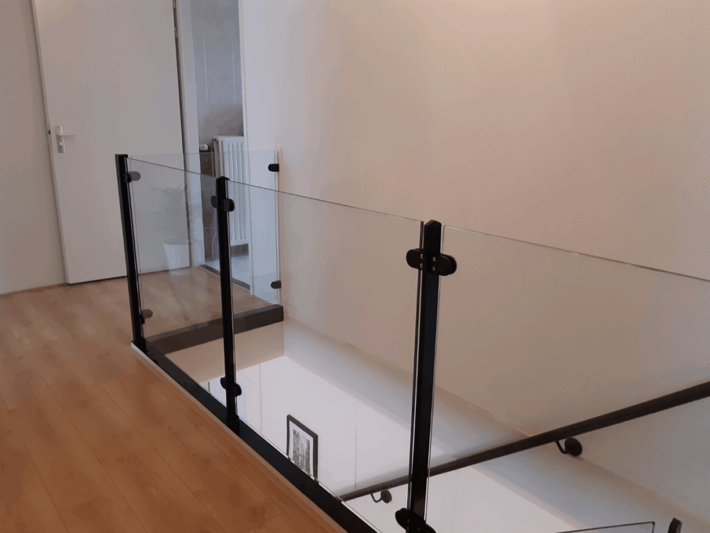 Hekwerk voor trapgat met glas