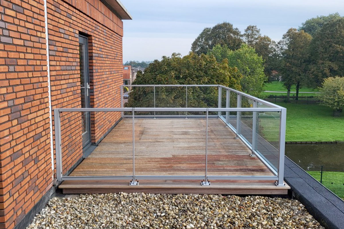 Wat kost het laten plaatsen van een glazen balustrade?
