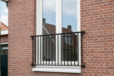 Frans balkonhek met ronde spijlen