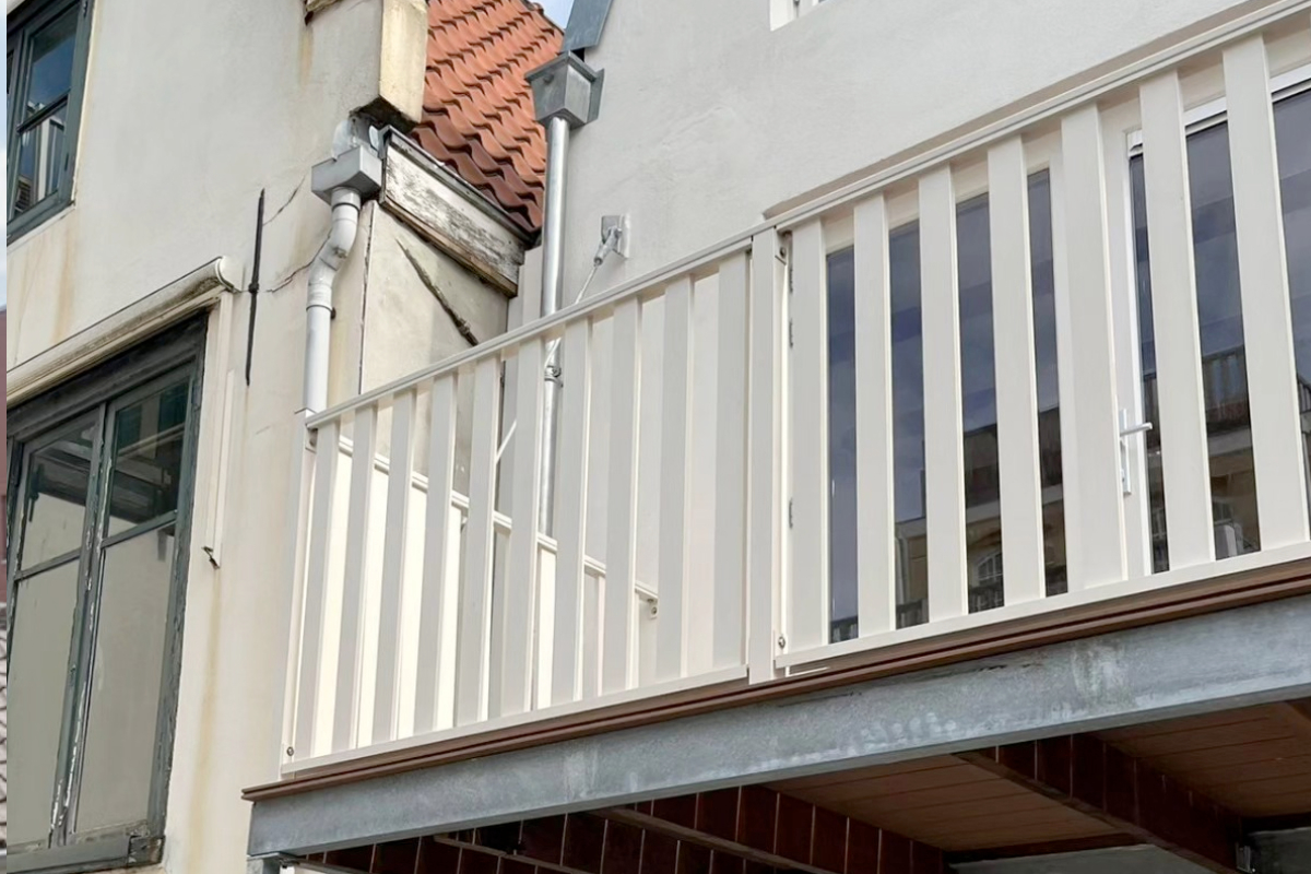Lamellen hekwerk voor je balkon: moderne uitstraling met maximale privacy