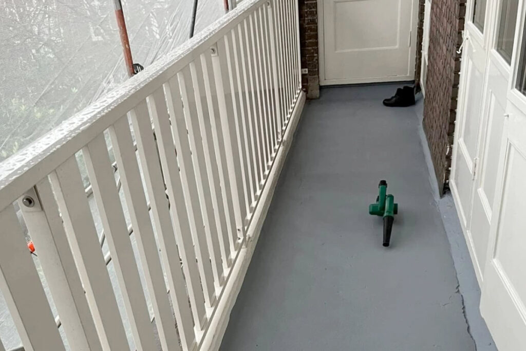 Lamellen hekwerk op balkon plaatsen