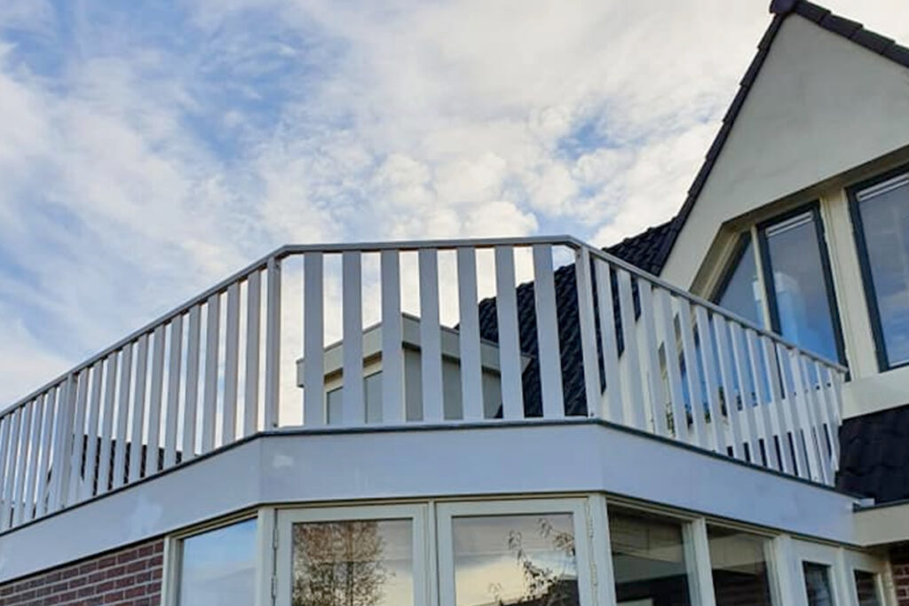 Lamellen hekwerk op balkon plaatsen