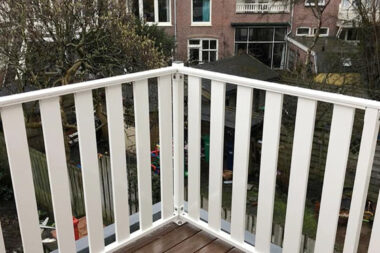 Lamellen hekwerk op balkon plaatsen