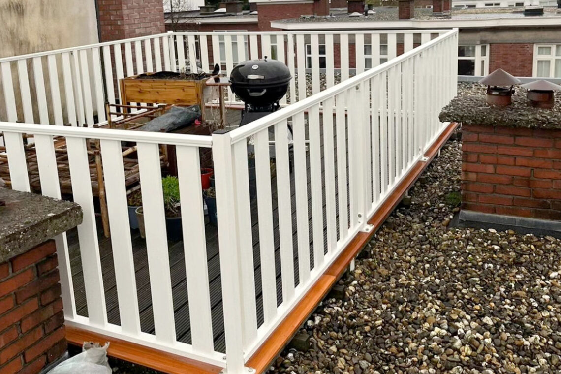 Lamellen hekwerk op dakterras plaatsen