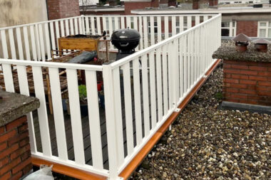 Lamellen hekwerk op dakterras plaatsen