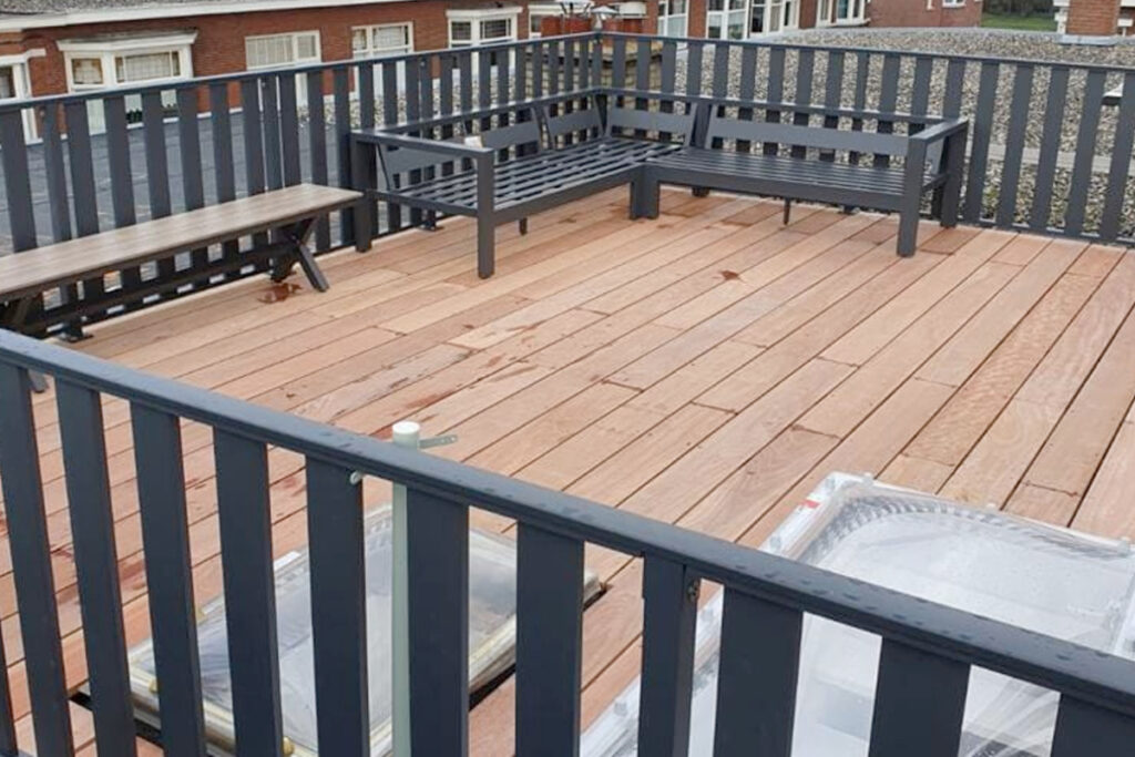 Lamellen hekwerk op dakterras plaatsen