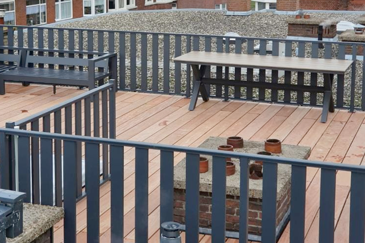 Lamellen hekwerk voor je dakterras: combineer stijl, privacy en veiligheid