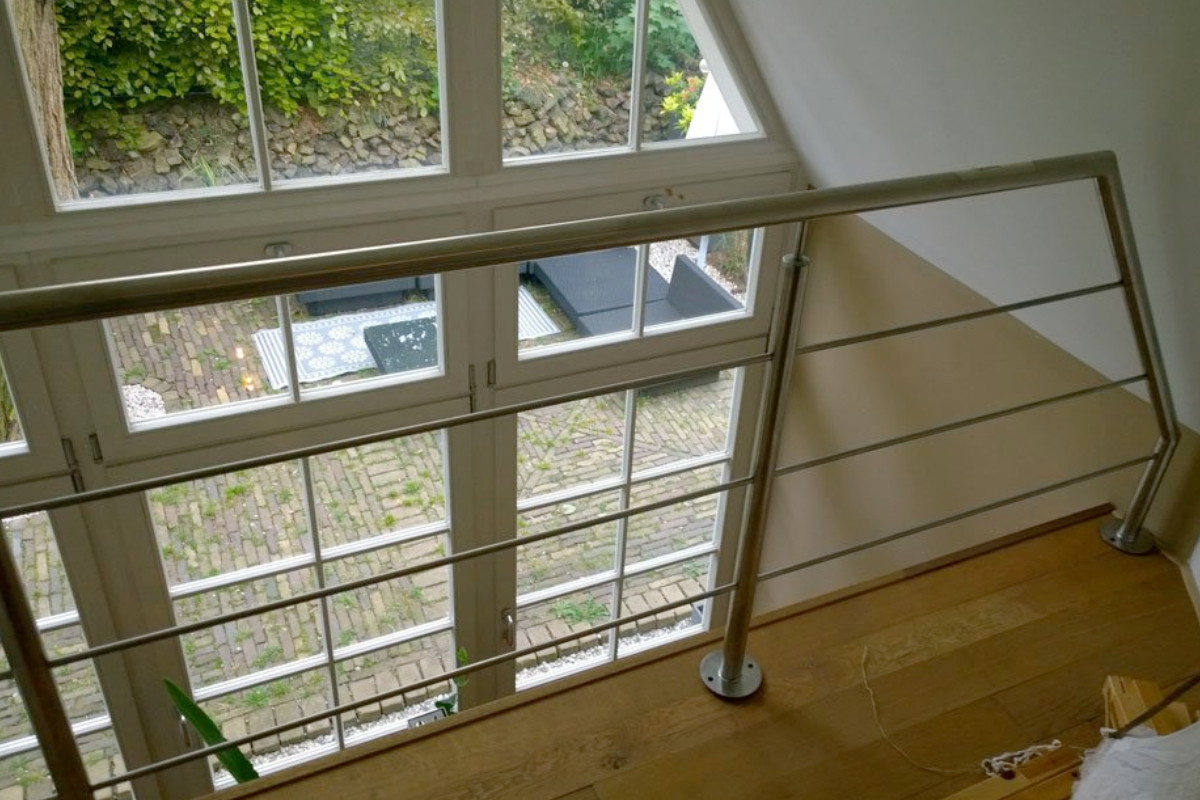 RVS balustrade leuning: veiligheid en design in één stijlvolle afwerking
