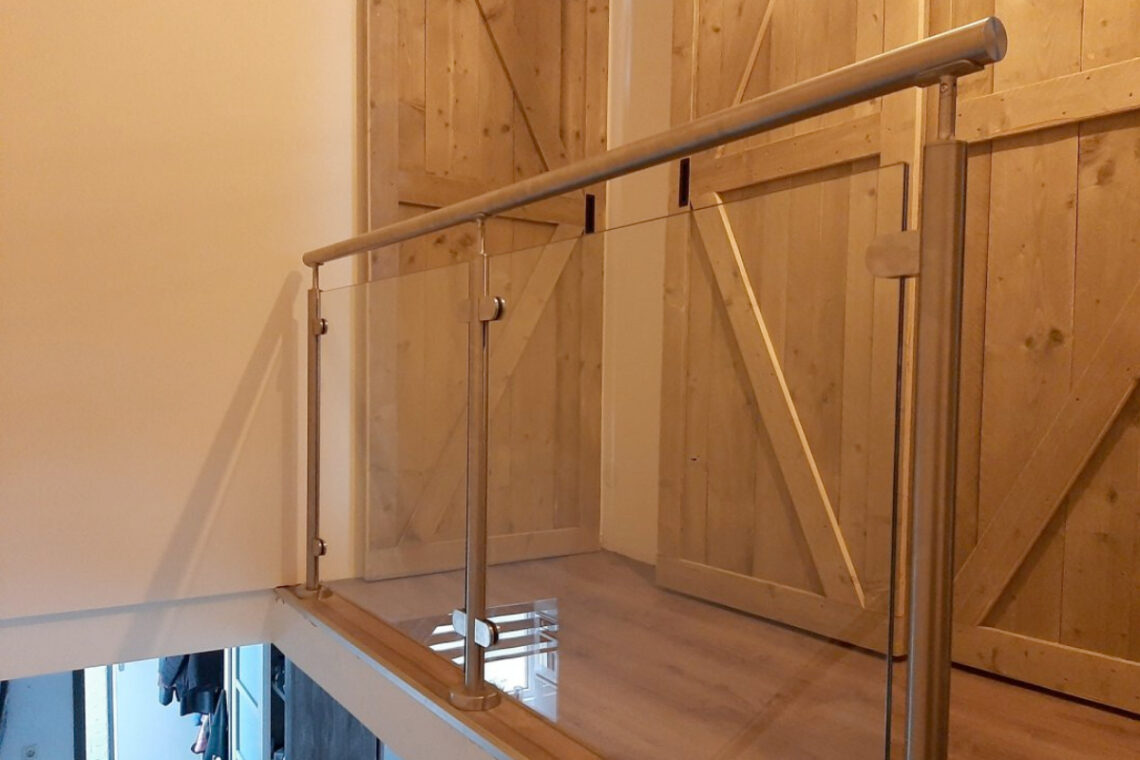 RVS balustrade om trapgat