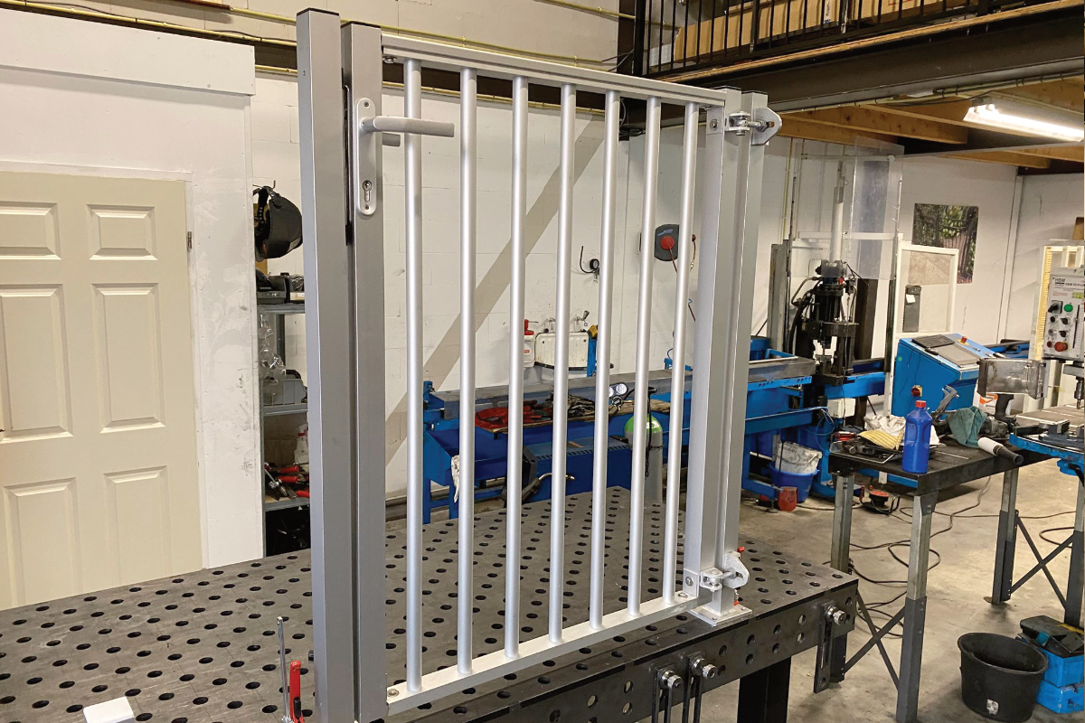 Aluminium poort op maat: duurzaam, stijlvol en volledig afgestemd op jouw wensen