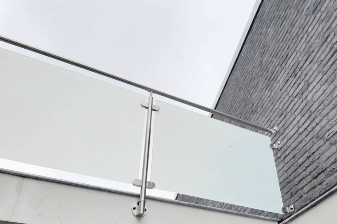 Balkonhek met glas laten maken