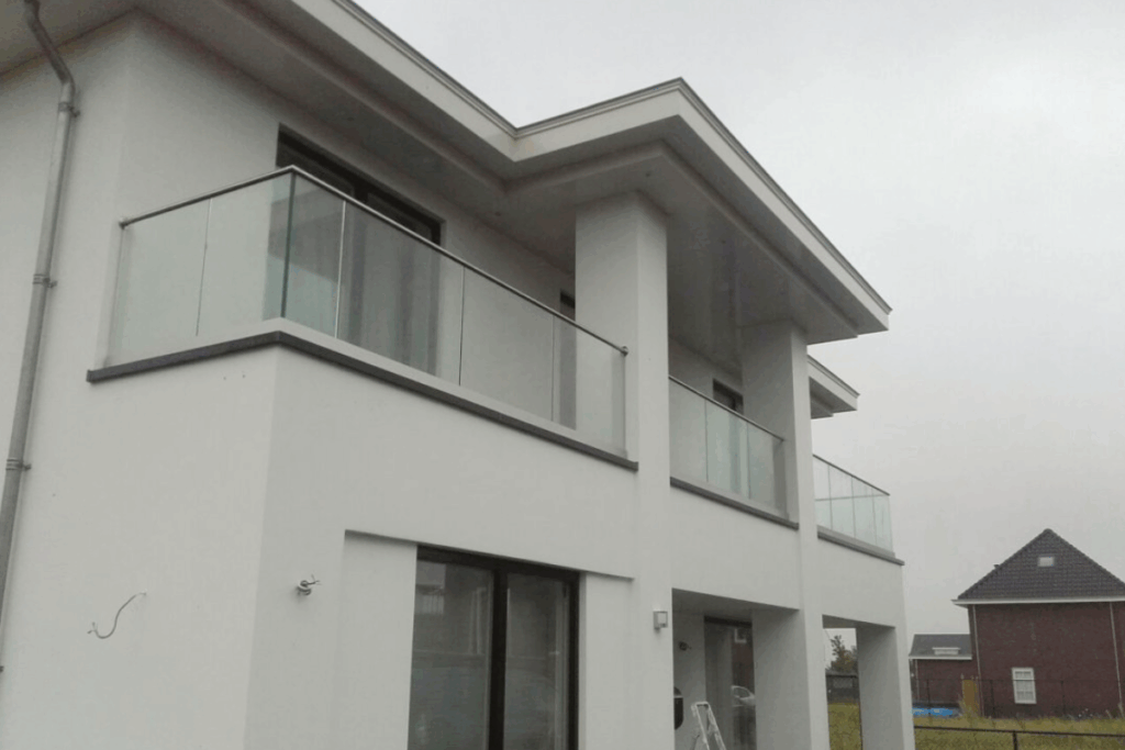 Balkonhek met glas laten maken