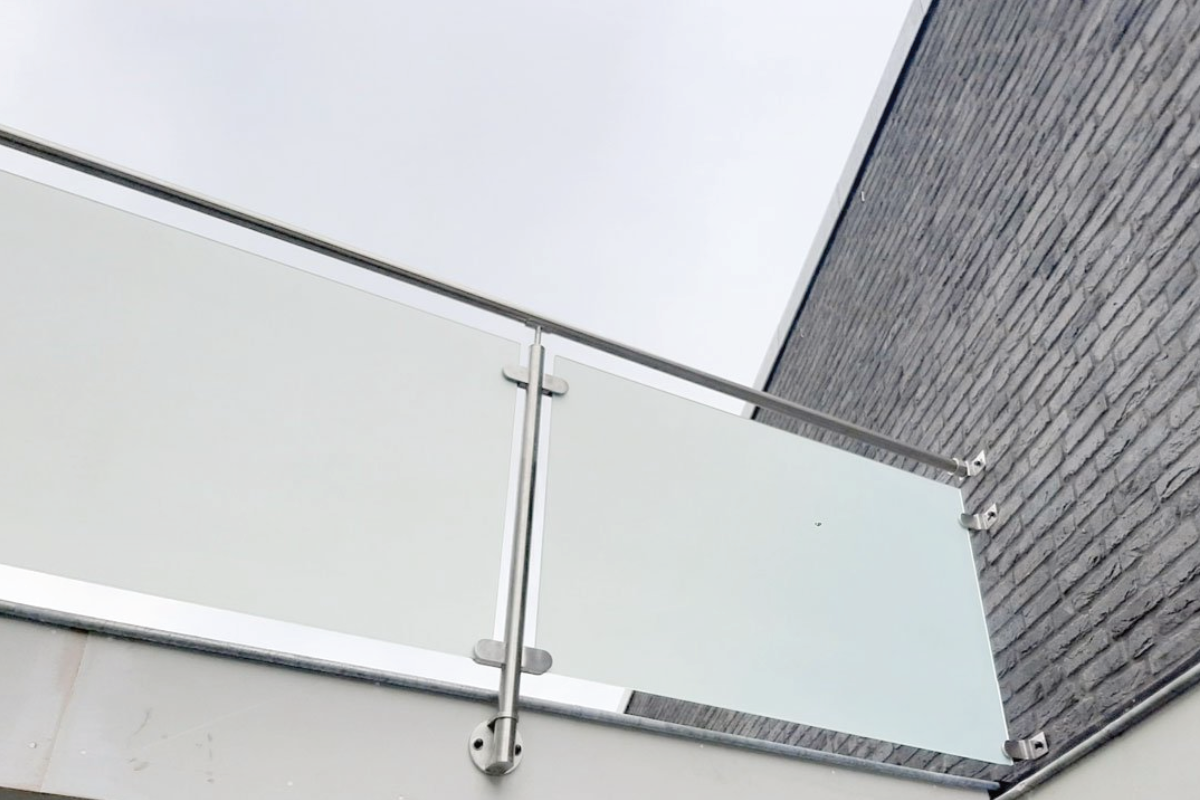 Balkonhek met glas laten maken