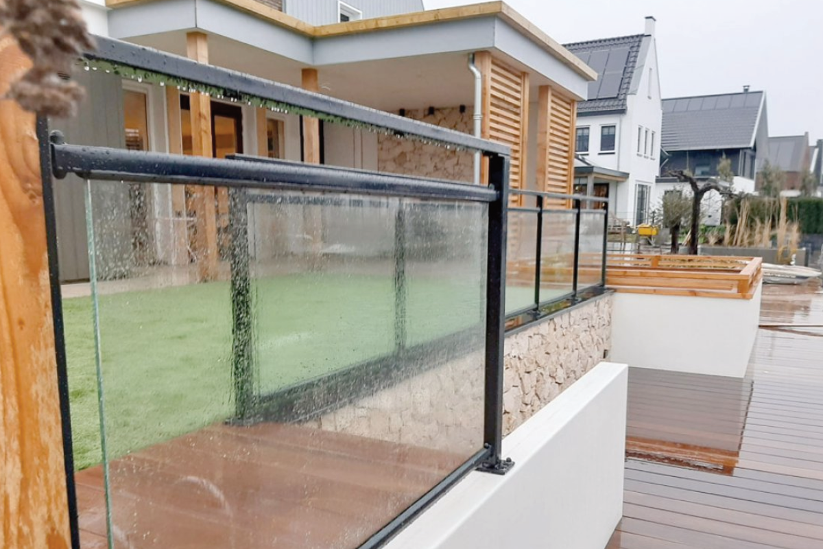 Balustrade met glas laten maken: een luxe en moderne keuze