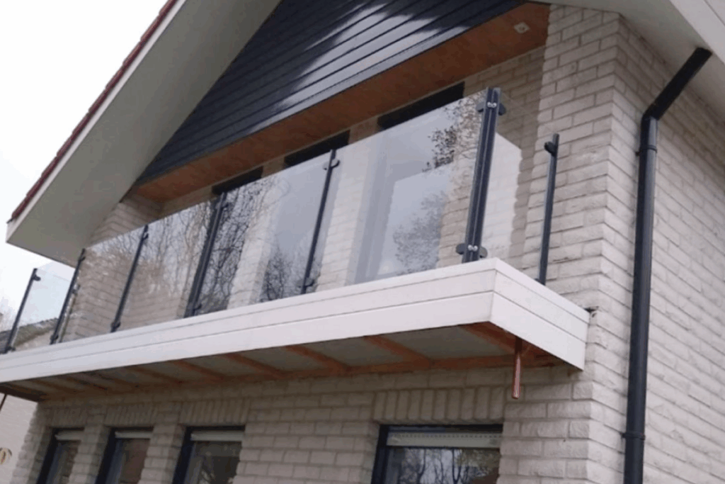 Balustrade met glas voor balkon