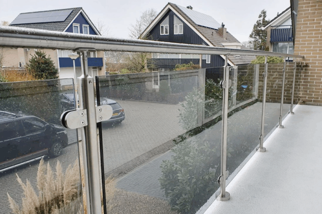Balustrade met glas voor balkon