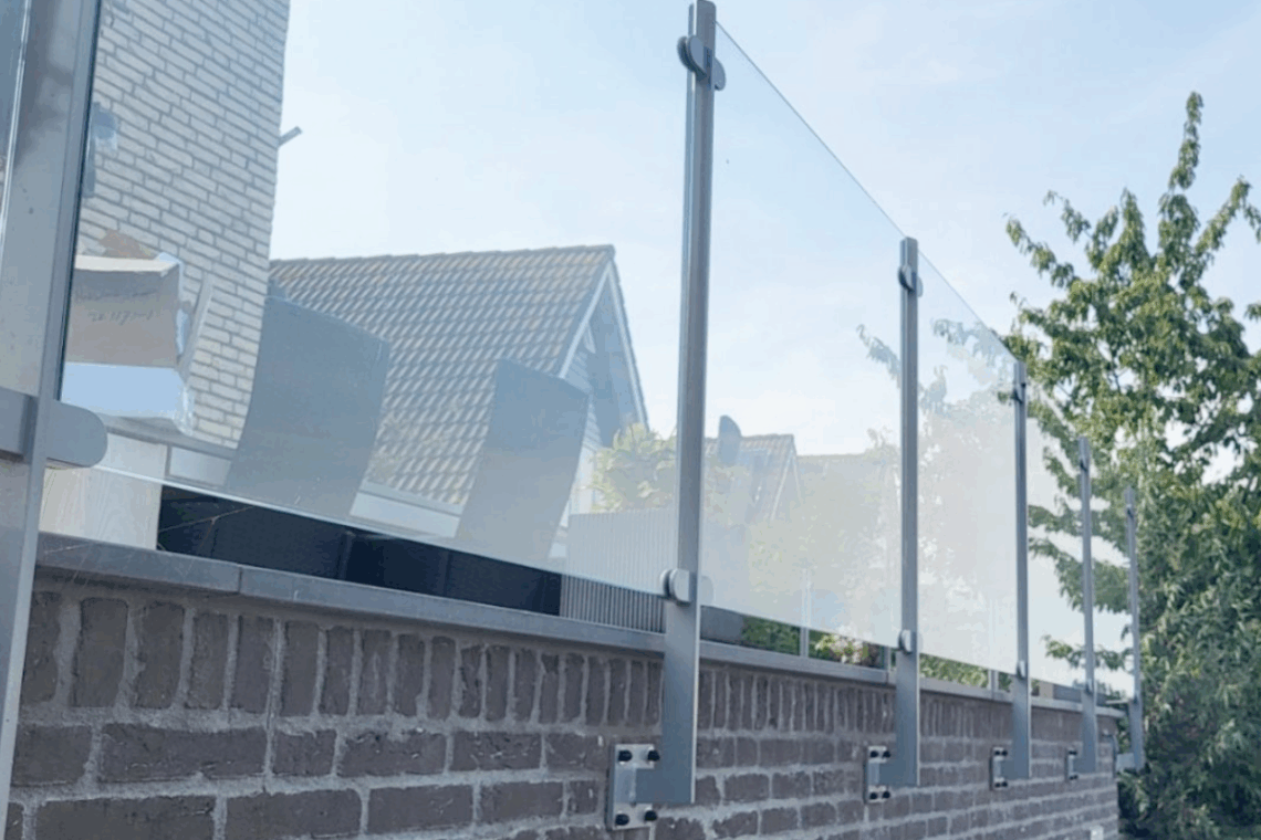 Balustrade met glas voor balkon