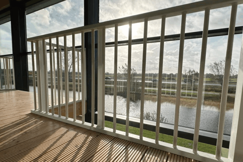 Balustrade voor overloop van hout