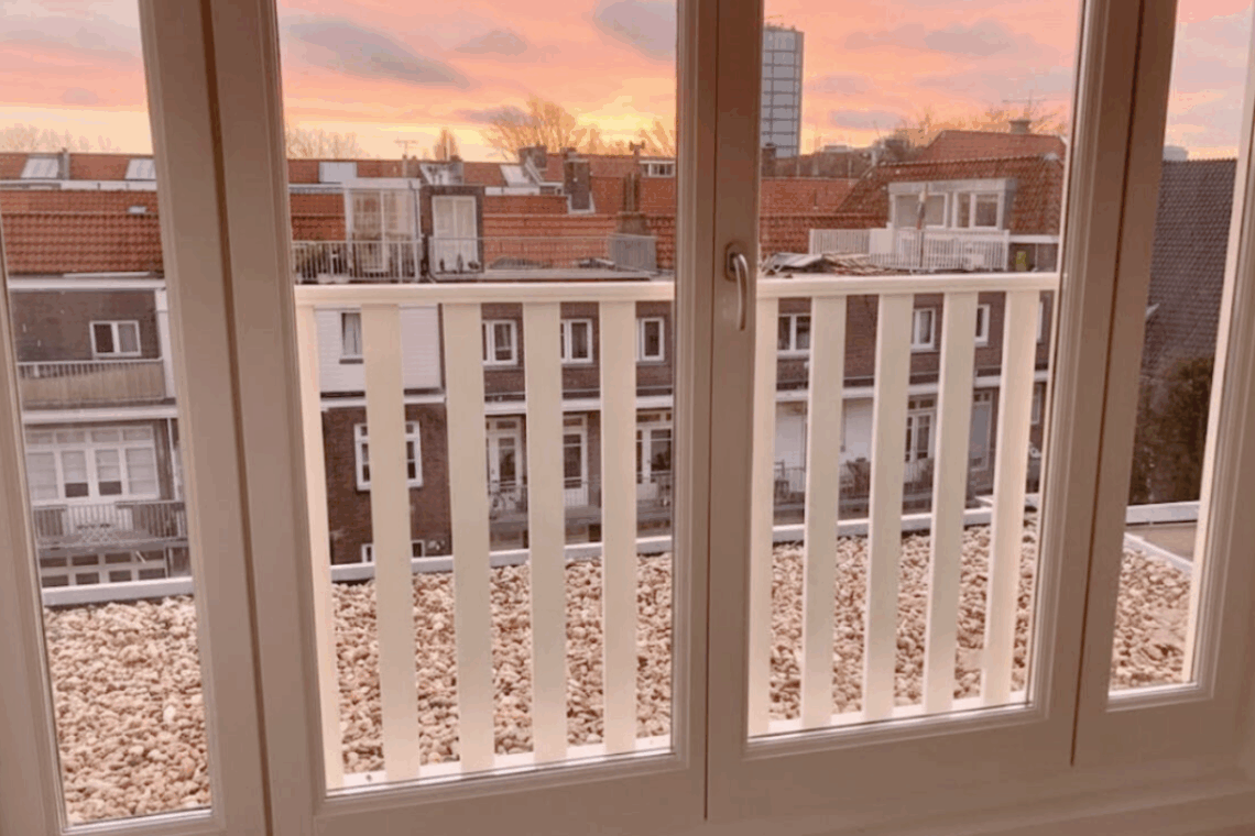 Frans balkon met spijlen