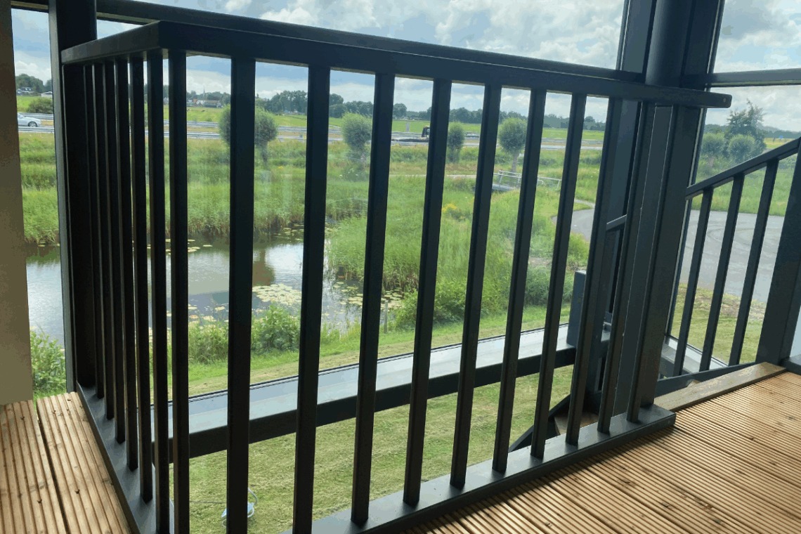 Hoeveel kost het om een houten balustrade te laten plaatsen