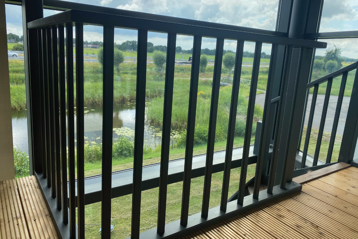 Hoeveel kost het om een houten balustrade te laten plaatsen?