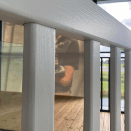 Houten balustrade met rechthoekige spijlen