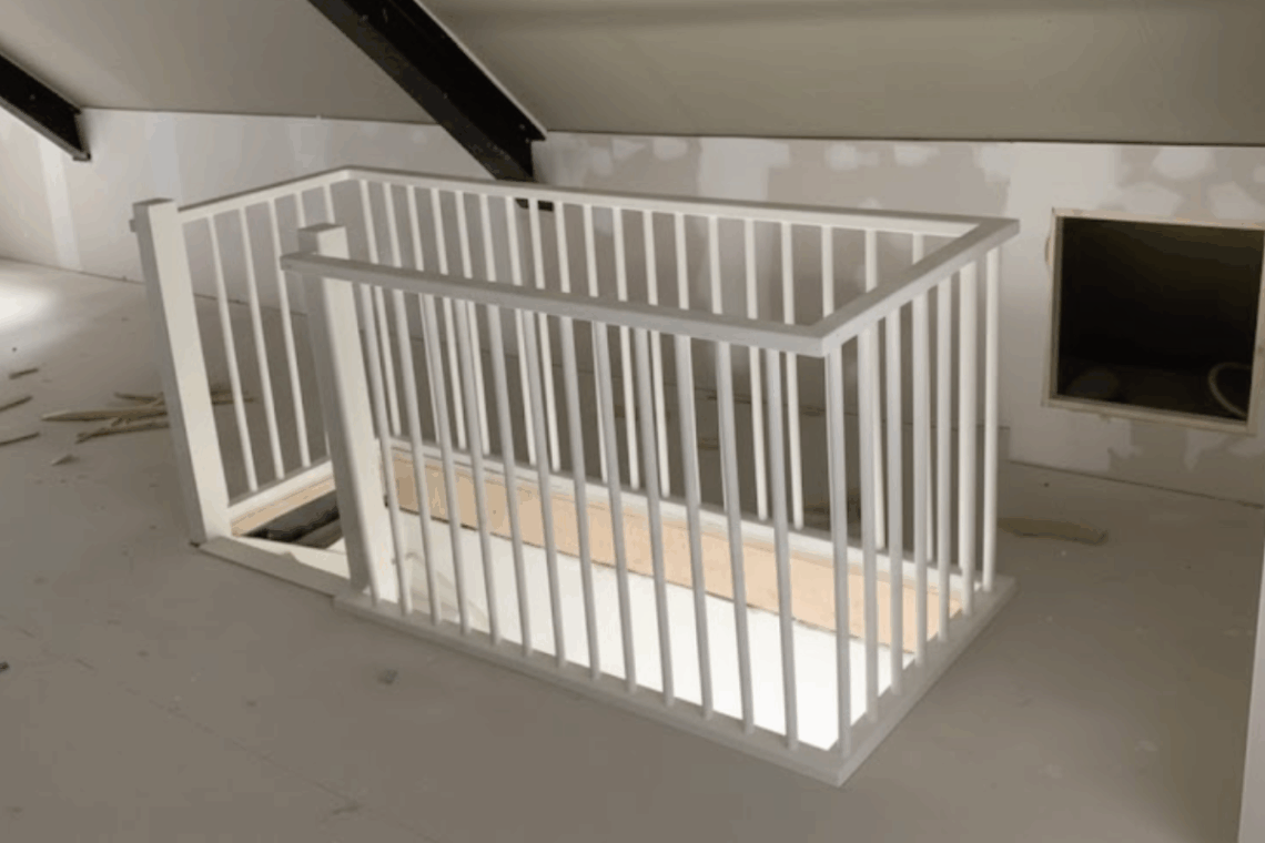 Houten balustrade voor een trapgat