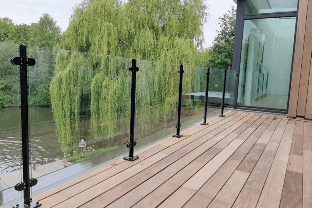 Kun je een balkonhek met glas zelf plaatsen