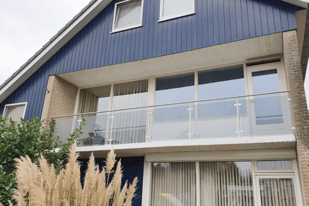 Kun je een balkonhek met glas zelf plaatsen