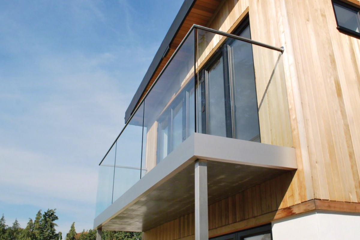 Kun je een balkonhek met glas zelf plaatsen?