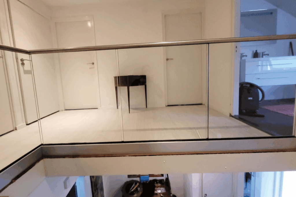 Vide balustrade met glas laten plaatsen