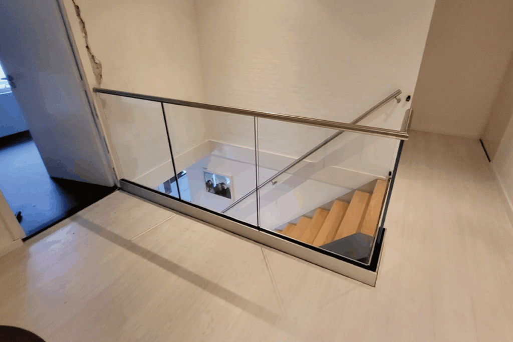 Vide balustrade met glas laten plaatsen