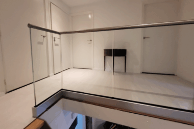 Vide balustrade met glas laten plaatsen