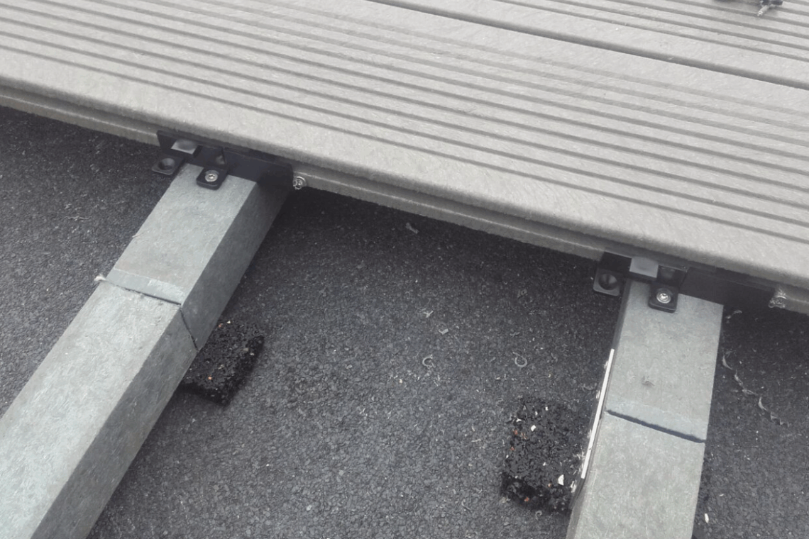 Vlonder op rubberen matjes plaatsen