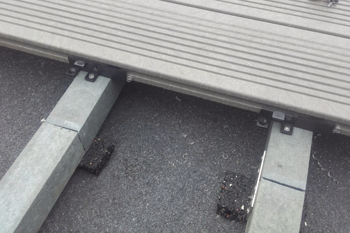 Vlonder op rubberen matjes plaatsen: stevig, stil en duurzaam