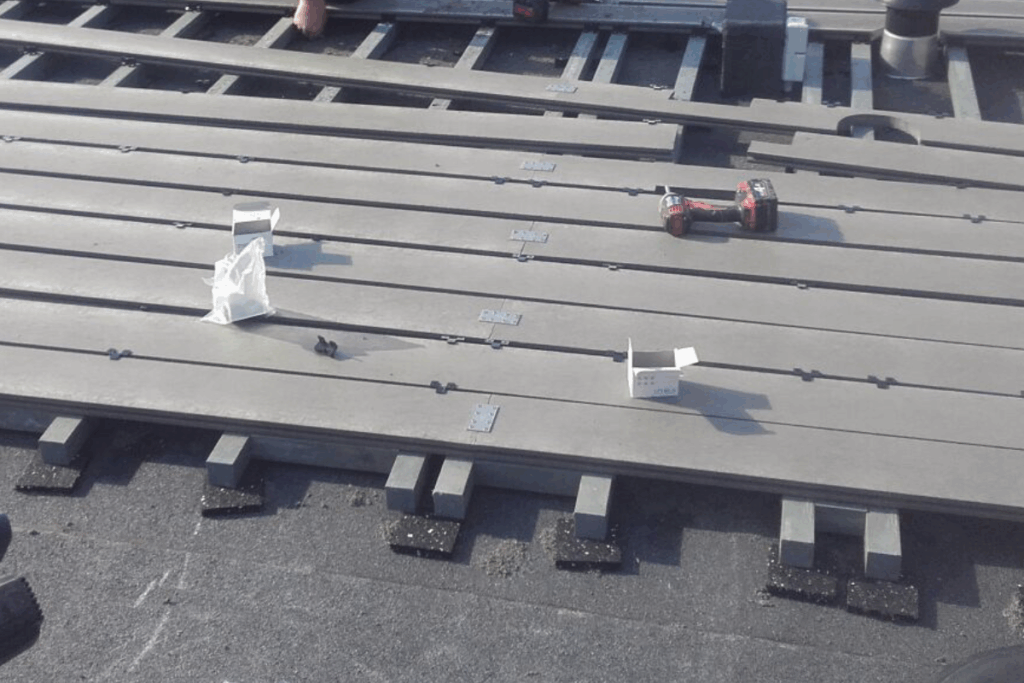 Vlonder op rubberen matjes plaatsen