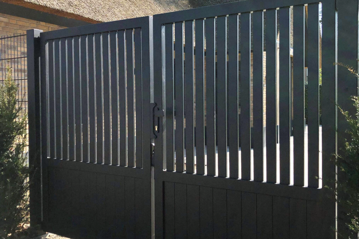 Aluminium tuinpoort op maat: de perfecte combinatie van stijl en veiligheid