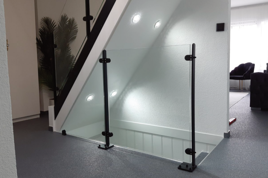 Binnen een glazen balustrade plaatsen