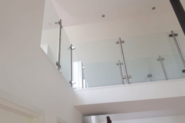 Binnen een glazen balustrade plaatsen