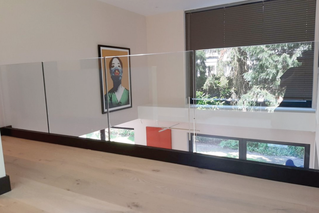 Binnen een glazen balustrade plaatsen