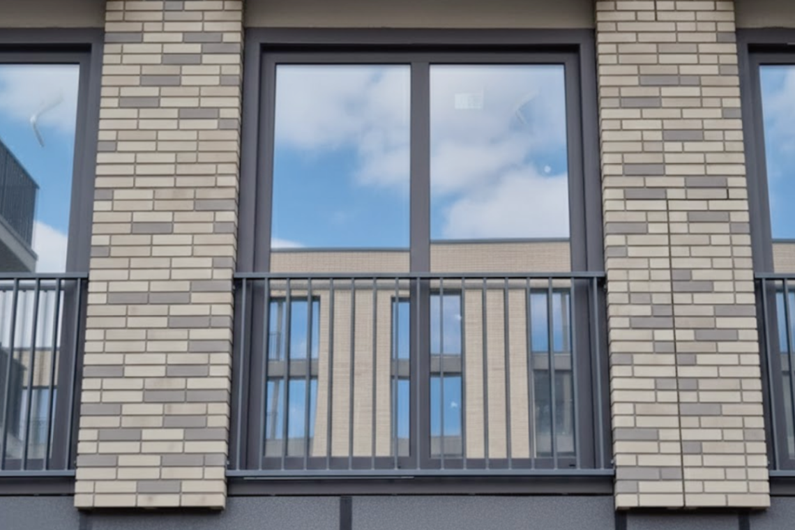 Frans balkonhek op muur of gevel