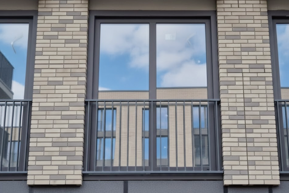 Moet het Frans balkonhek in de muur of op het kozijn gemonteerd worden?