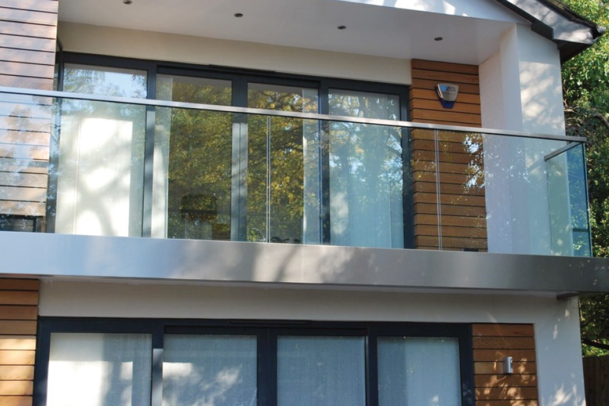 Glazen balkonhek kopen: een slimme keuze voor jouw woning
