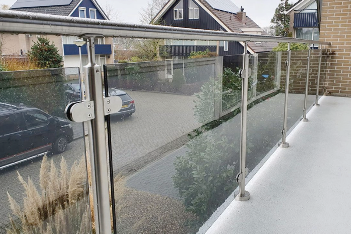 Glazen balkonhek doe het zelf: zelf plaatsen met een professioneel resultaat