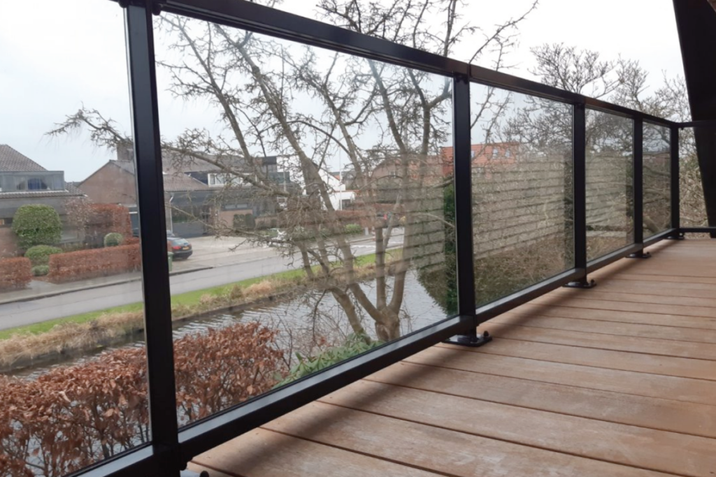 Glazen balkonhek laten installeren