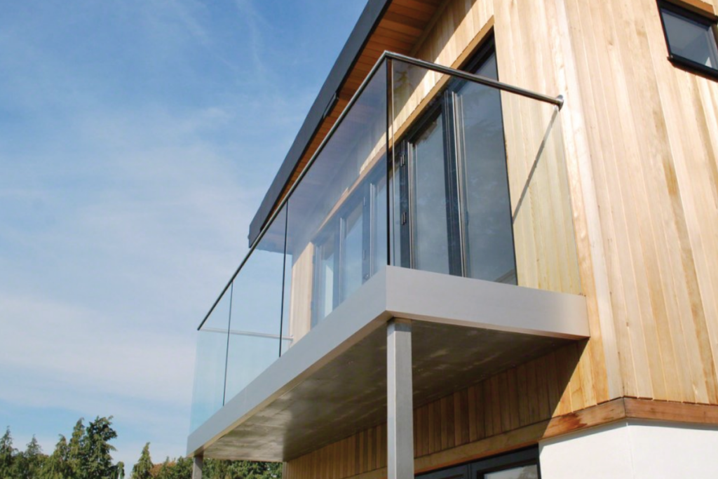 Glazen balkonhek laten installeren